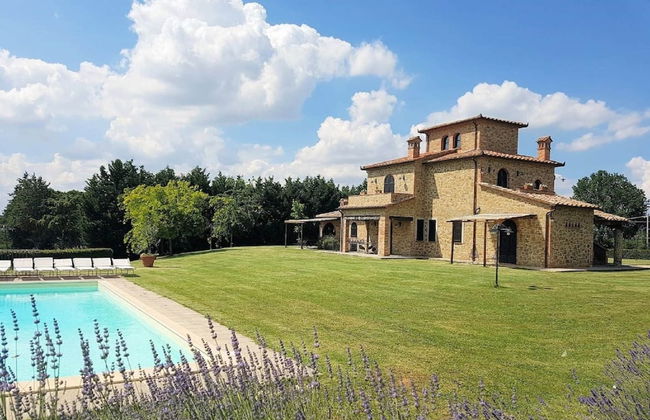 Ideal Holiday Home With Private Pool - Photo 1