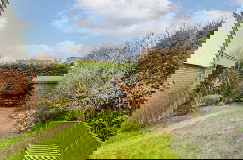 Foto 29 - Stylish Holiday Home With Private Garden