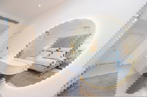 Foto 6 - WelHome - Oceanfront Elegance 1BR Apt With Palm Sea Views