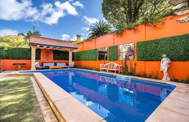 Beautiful 2 Story Manor Close to Beach and all - Foto 2