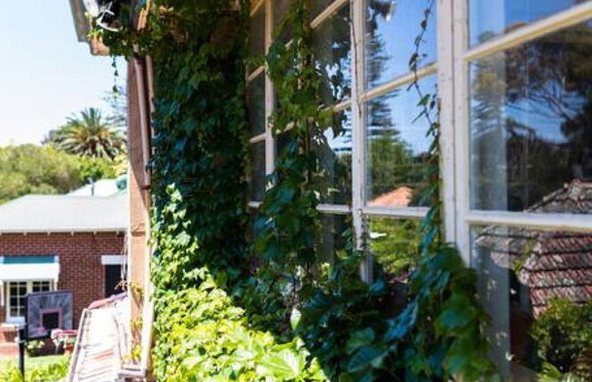 Beautiful 2 Story Manor Close to Beach and all - Foto 45