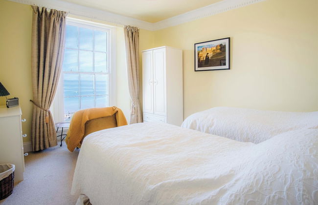 5 Belle Vue Court - 2 Bedroom Apartment - Tenby - Photo 9