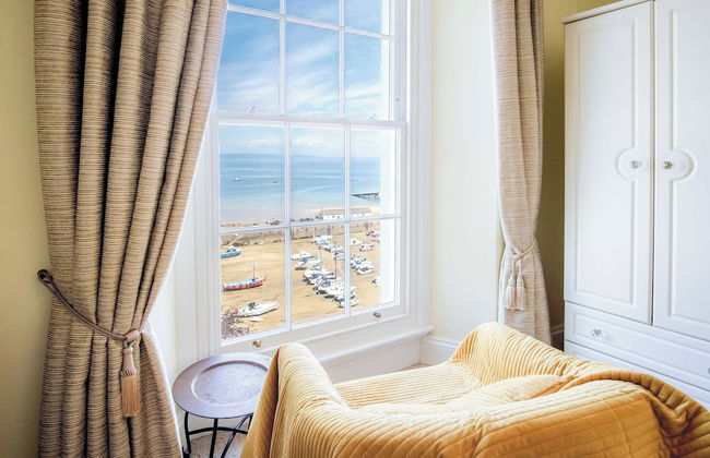 5 Belle Vue Court - 2 Bedroom Apartment - Tenby - Photo 3