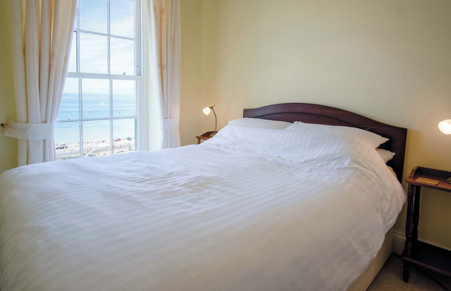 5 Belle Vue Court - 2 Bedroom Apartment - Tenby - Photo 2