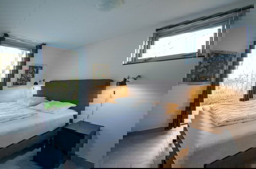 Photo 15 - Luxurious & Stylishly Holiday Home