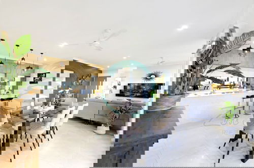 Photo 11 - Zenhouse Prestige Modern Stylish Private Lawn