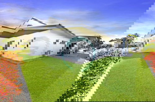 Photo 6 - Zenhouse Prestige Modern Stylish Private Lawn