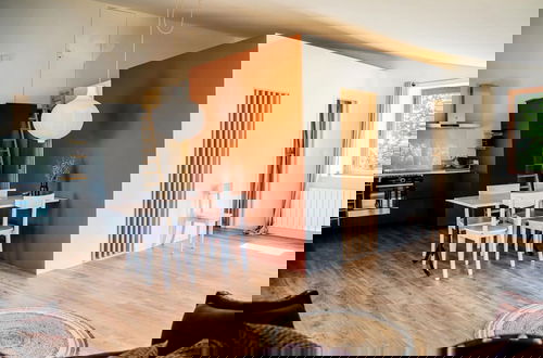 Foto 16 - Bright, Modern Loft Comfortable Vacation Home