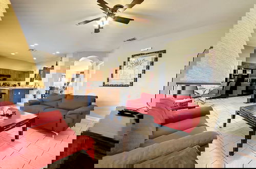 Foto 15 - This Amazing 6 Bedroom Property With a Lake View