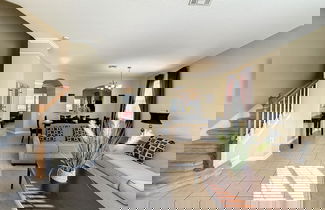Foto 2 - This Amazing 6 Bedroom Property With a Lake View