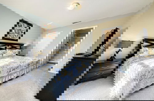 Foto 29 - This Amazing 6 Bedroom Property With a Lake View