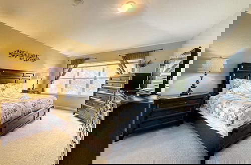 Foto 23 - This Amazing 6 Bedroom Property With a Lake View