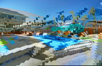 Foto 2 - Private Pool, Game Room Golf Cart Zone, Boat Parking Beacharita by Avantstay