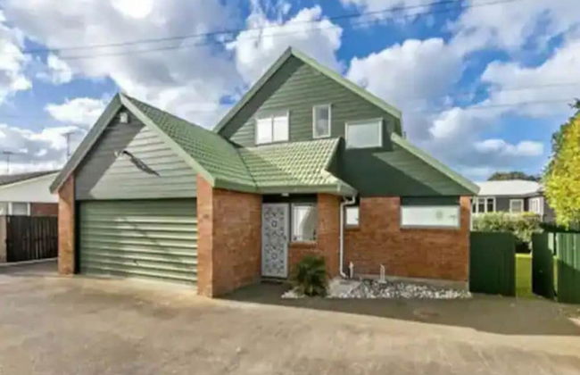 Private and Sunny 3BR with parking I Zodiak Stays - Photo 7