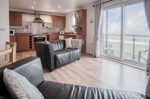 Photo 11 - Beach View - 2 Bedroom Apartment - Llanelli