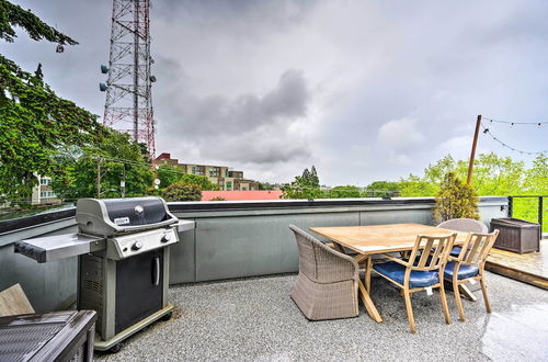 Photo 15 - Urban Seattle Retreat w/ Rooftop Deck & Views