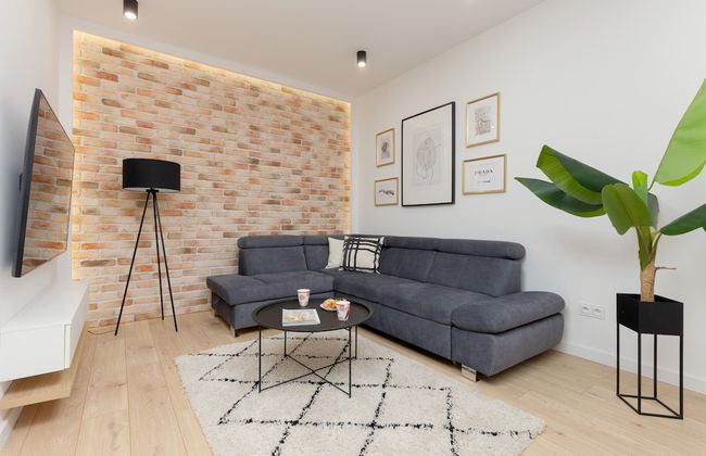 Loft Apartment With Parking by Renters - Photo 1