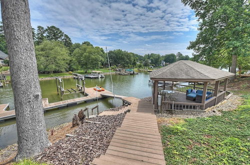 Photo 25 - Shades of Summer by Avantstay Gazebo, Dock, View