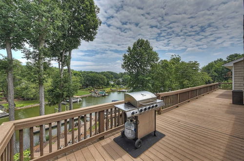 Photo 22 - Shades of Summer by Avantstay Gazebo, Dock, View