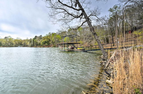 Foto 13 - Lakefront Lavonia Cottage w/ 2-story Dock