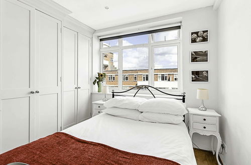 Photo 2 - 1-bed London Bliss: Putney Gem