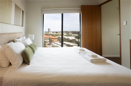 Foto 3 - Lovely 2BR Apartment in West Perth With Parking