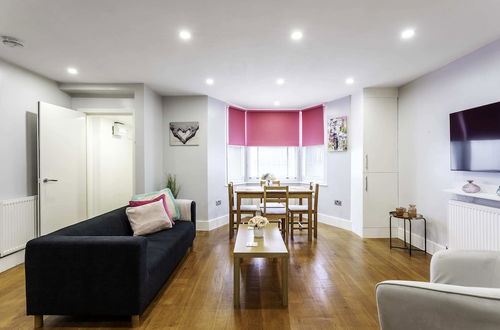 Photo 10 - Spacious Clapham Junction Apartment