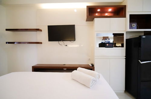 Foto 4 - Compact And Cozy Stay Studio At Bale Hinggil Apartment