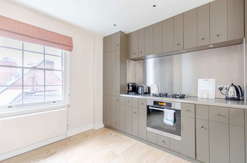 Photo 15 - Luxurious 3BD Flat - Sloane Square, Chelsea