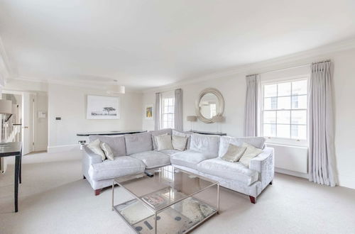 Photo 19 - Luxurious 3BD Flat - Sloane Square, Chelsea