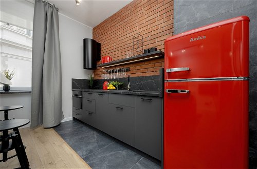 Foto 9 - Grey and Red Apartment by Renters