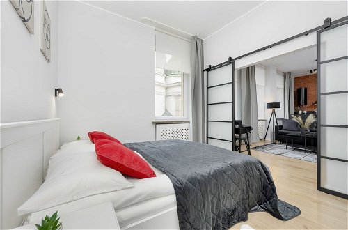 Foto 3 - Grey and Red Apartment by Renters