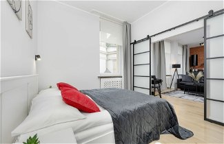 Foto 3 - Grey and Red Apartment by Renters