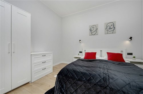 Foto 4 - Grey and Red Apartment by Renters