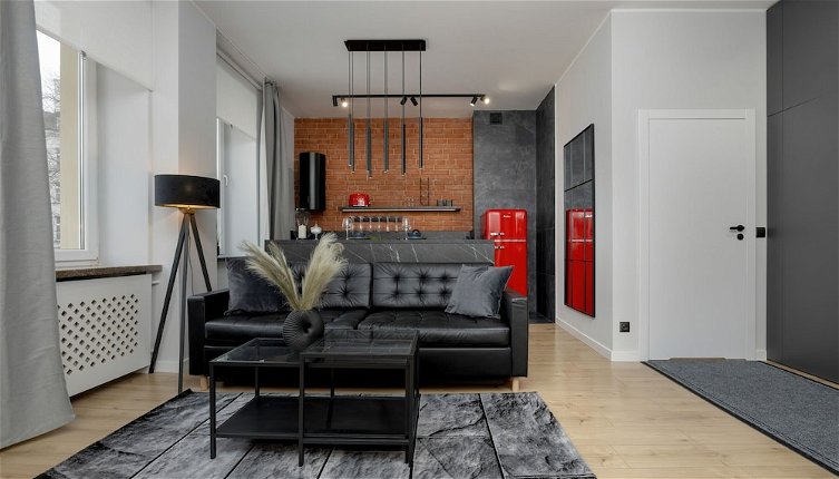 Foto 1 - Grey and Red Apartment by Renters