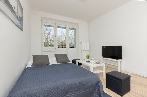 Foto 4 - Bright Studio With Balcony by Renters
