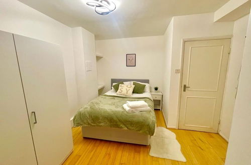 Photo 2 - Charming 1-bed Apartment in London