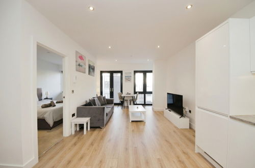 Photo 5 - Solihull Modern Apartments - Seven Stays