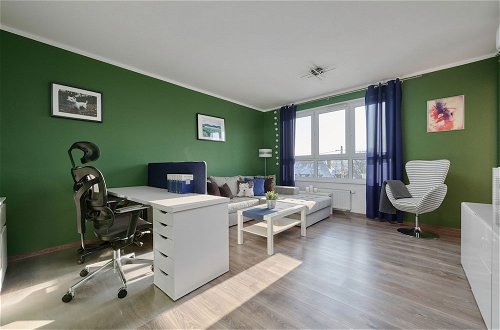 Photo 12 - Lively Green Apartment by Renters