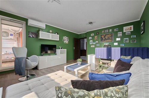 Foto 14 - Lively Green Apartment by Renters