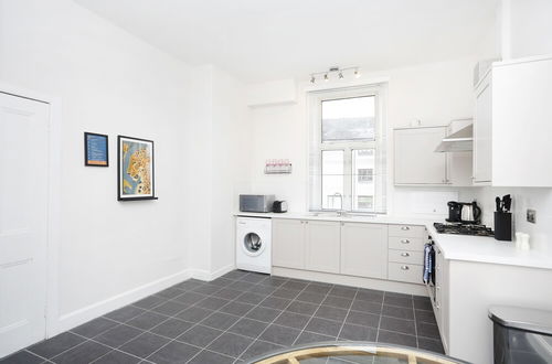 Photo 11 - Altido Modern 1-Br Apt W/ Communal Terrace In Trendy Stockbridge