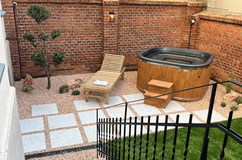 Photo 11 - Luxury Leo Apartment Spa & Garden