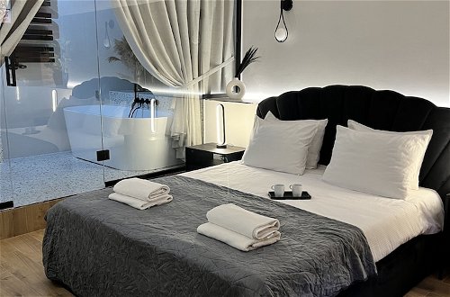 Photo 2 - Luxury Leo Apartment Spa & Garden