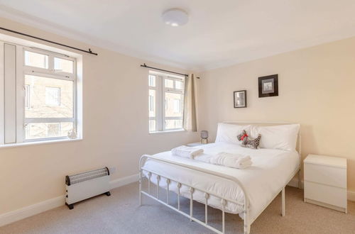 Photo 2 - Spacious 3BD Flat - 14 Mins to Buckingham Palace