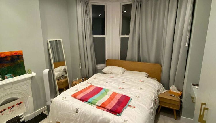 Photo 1 - Gorgeous 2BD Flat - 5 Mins to Clapham Junction