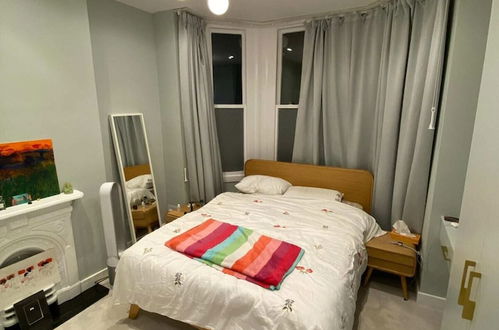 Photo 1 - Gorgeous 2BD Flat - 5 Mins to Clapham Junction