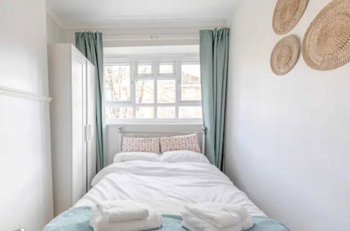 Photo 13 - Cosy 4BD Flat W/private Balcony - Nine Elms