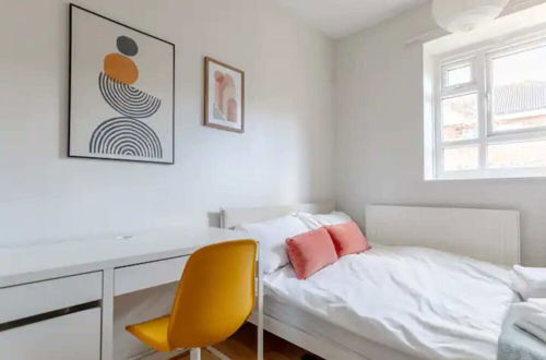 Photo 15 - Cosy 4BD Flat W/private Balcony - Nine Elms