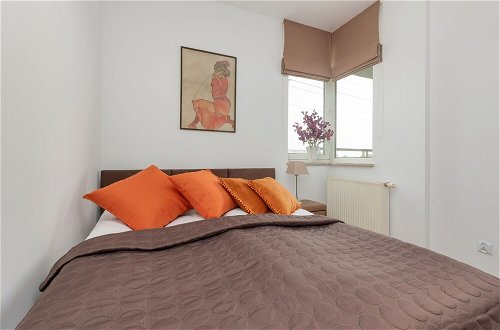 Foto 4 - Cozy Apartment Near Airport by Renters