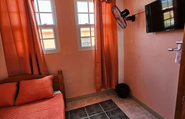 C & M Suites Your Haven in the City - Photo 7